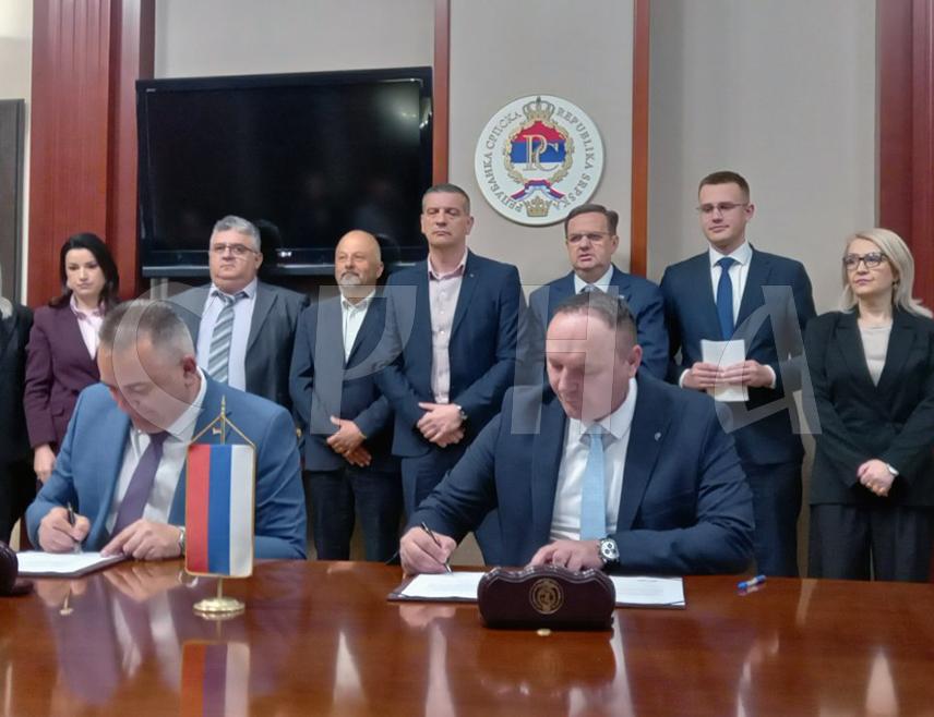 БАЊАЛУКА, 30. АПРИЛА /СРНА/ - Предсједник Владе Републике Српске Саво Минић и предсједник републичког Савеза синдиката Горан Станковић потписали су данас у Бањалуци Меморандум о заједничким мјерама.