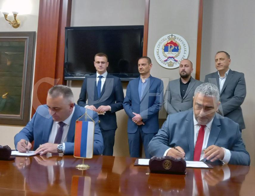 БАЊАЛУКА, 30. АПРИЛА /СРНА/ - Предсједник Владе Републике Српске Саво Минић и предсједник Синдиката управе Божо Марић потписали су данас у Бањалуци Меморандум о заједничким мјерама.