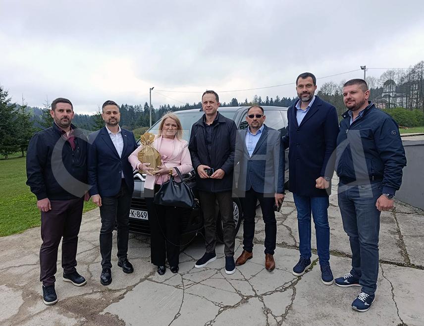 РИБНИК, 30. АПРИЛА /СРНА/ - Основна школa "Петар Кочић" на Ситници код Рибника данас је за потребе превоза ученика на поклон добила комби, који им је обезбијеђен уз подршку организационог секретара СНСД-а Игора Додика и генералног секретара ове партије Срђана Амиџића.