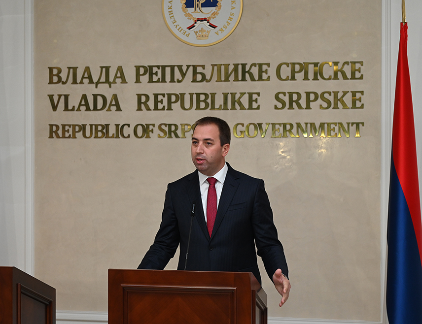 БАЊАЛУКА, 30. АПРИЛА /СРНА/ - Када тужилац поштује закон и заступа оптужницу коју је суд потврдио и због тога буде дисциплински гоњен, то није правда већ озбиљан преседан, оцијенио је министар правде Републике Српске Горан Селак, поводом покретања поступка пред дисциплинском комисијом Високог судског и тужилачког савјета /ВСТС/ БиХ против тужиоца Републичког тужилаштва Српске Драгице Глушац.