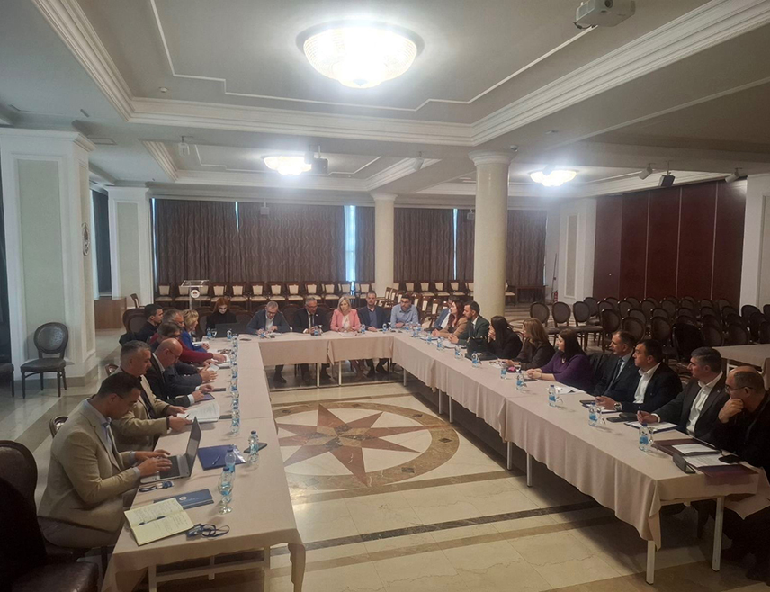 БАЊАЛУКА, 30. АПРИЛА /СРНА/ - Потребно је јачати комуникацију и социјални дијалог у Републици Српској, посебно кроз рад Радне групе за анализу примјене Закона о раду, закључено је данас на округлом столу "Радно законодавство" у Бањалуци.