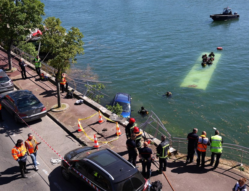 ПАРИЗ, 30. АПРИЛА /СРНА/ - Жена на обуци за возача аутобуса слетјела је јутрос возилом у ријеку Сену, око 20 километара јужно од Париза, након што је ударила у паркирани аутомобил и изгубила контролу над управљачем.