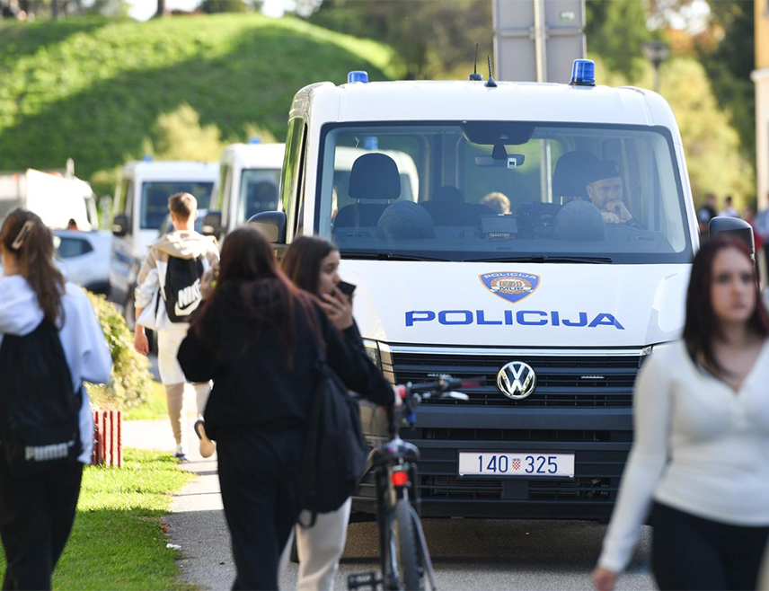 ЗАГРЕБ, 30. АПРИЛА /СРНА/ - Седамнаестогодишњаку осумњиченом за тероризам јер је слао лажне дојаве о бомбама постављени у загребачким школама одређен је једномјесечни притвор.