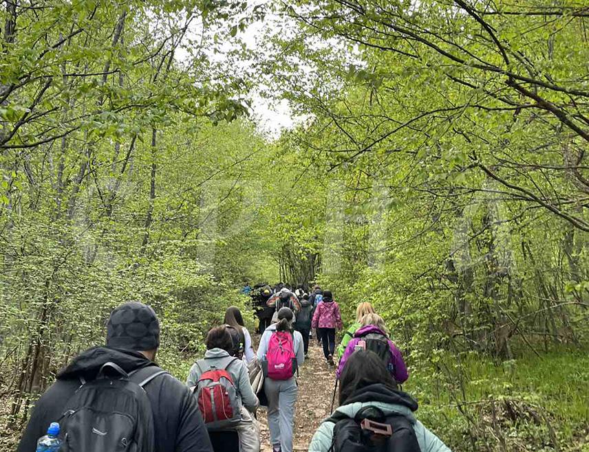 МРКОЊИЋ ГРАД, 30. АПРИЛА /СРНА/ - Планинарско-еколошко друштво "Видик" из Мркоњић Града организовало је вечерас пети првомајски ноћни успон на брдо Оругла надморске висине 882 метра, а окупио је око 100 учесника.