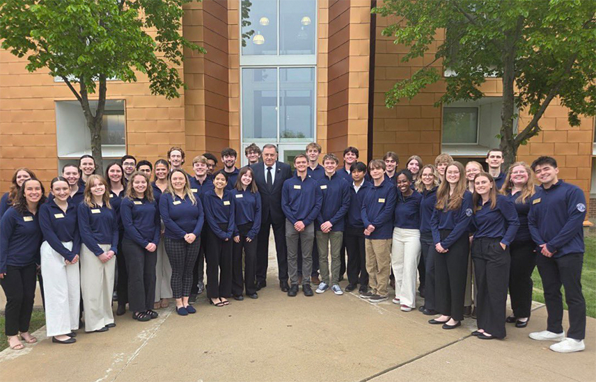 ЧИКАГО, 30. АПРИЛА /СРНА/ - Лидер СНСД-а Милорад Додик рекао је да је награда Џадсон универзитетa у Чикагу, коју ће вечерас примити, признање да се Република Српска, слобода и демократија не дају ни за шта.