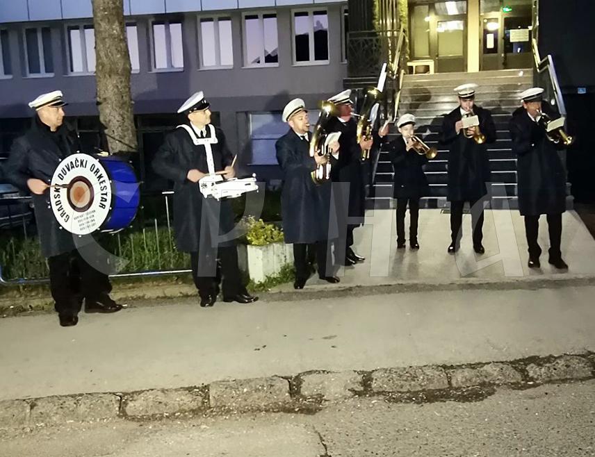 ДОБОЈ, 1. МАЈА /СРНА/ - Испред Ватрогасног дома у Добоју јутрос је, уз Градски дувачки оркестар, традиционалним уранком почело обиљежавање Међународног празника рада.