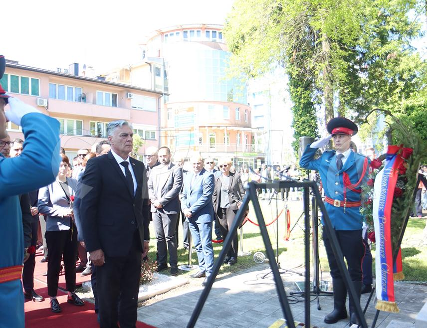 GRADIŠKA, MAY 1 /SRNA/ – Wreaths and flowers were laid today at the memorial dedicated to Serb civilians and soldiers from Western Slavonia who were killed, marking the 31st anniversary of the pogrom of Serbs in the Croatian operation "Flash".
