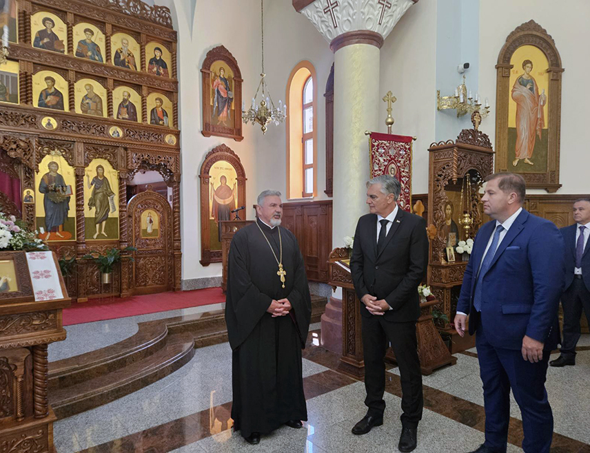 ГРАДИШКА, 1. МАЈА /СРНА/ - Предсједник Републике Српске Синиша Каран посјетио је данас Храм Покрова пресвете Богородице у Градишци.