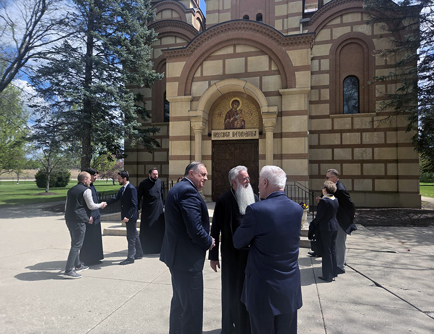 ЛИБЕРТВИЛ, 3. МАЈА /СРНА/ - Предсједник Милорад Додик посјетио је манастир Нова Грачаница у Либертвилу и истакао да посјету САД завршава задовољан јер је видио колико су Срби у Америци сабрани око своје Цркве.
