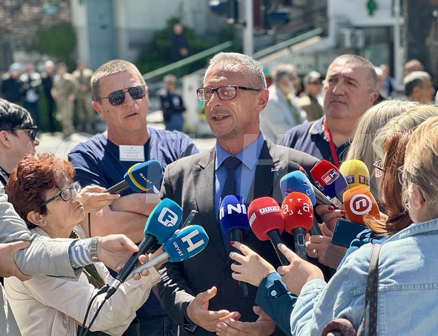 SARAJEVO, MAY 3 /SRNA/ - The Republika Srpska Minister of Labor, War Veterans' and Disabled Persons' Protection, Radan Ostojić, said that today it was easier to go to Tehran than to Sarajevo to pay respects to the killed JNA members in Dobrovoljačka Street, because the Serbs who arrived had to be secured by a large police presence.