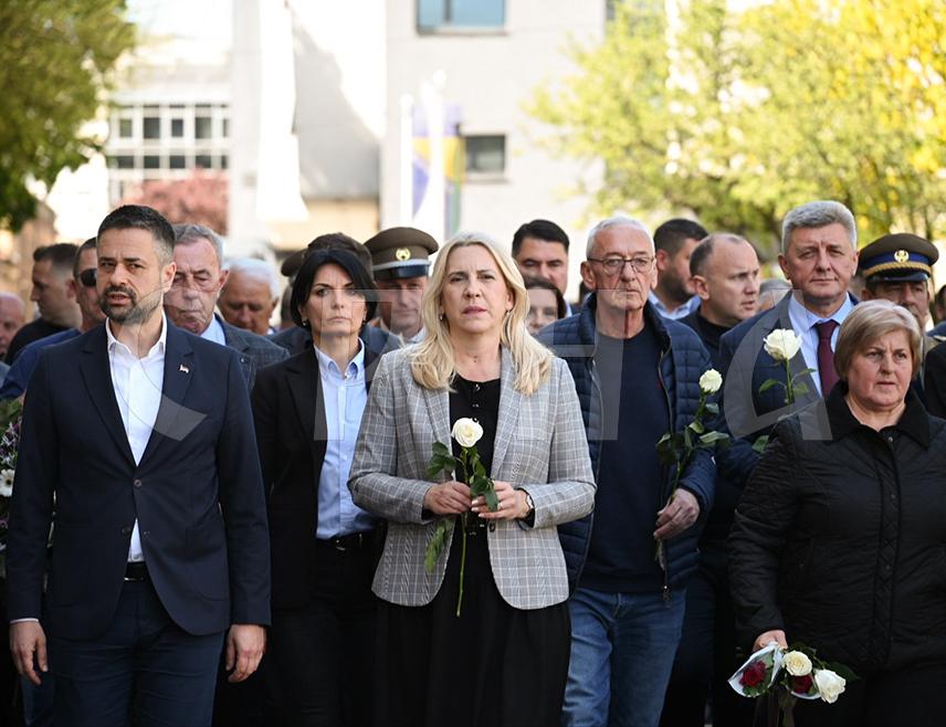 САРАЈЕВО, 3. МАЈА /СРНА/ - Српски члан Предсједништва БиХ Жељка Цвијановић изјавила је да је напад на војнике, објекте и колону ЈНА која се повлачила из Сарајева био још један злочин против мира у том граду који су починиле муслиманске паравојне снаге.
