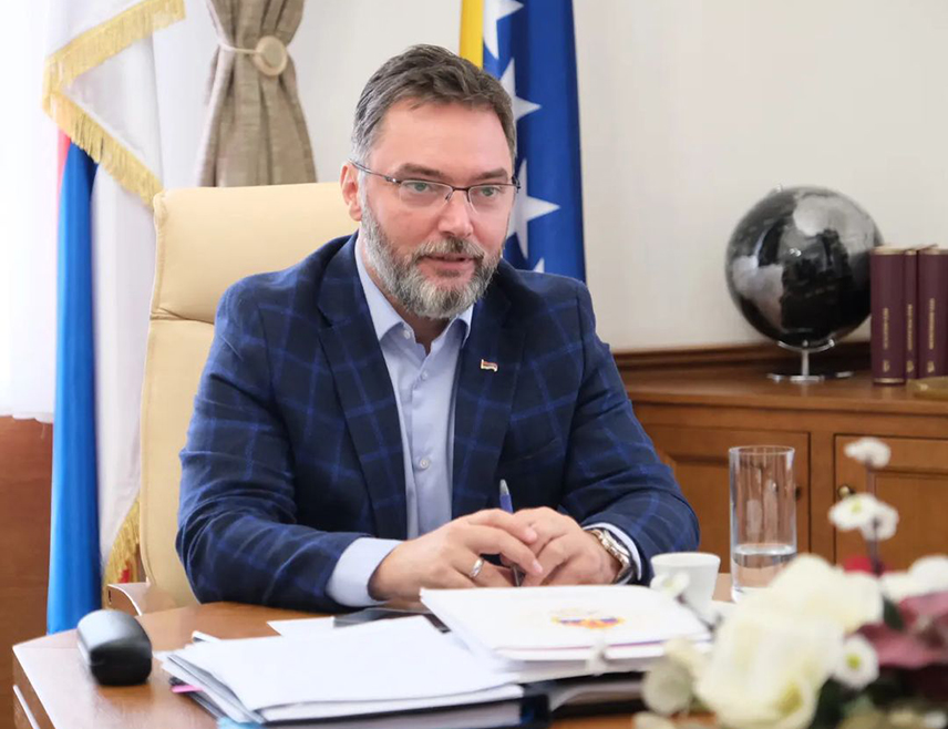 ИСТОЧНО САРАЈЕВО, 3. МАЈА /СРНА/ - Независно и одговорно новинарство остаје кључни стуб слободног друштва, изјавио је замјеник предсједавајуће Савјета министара Сташа Кошарац и честитао Међународни дан слободе медија свим новинарима, уредницима и медијским радницима.