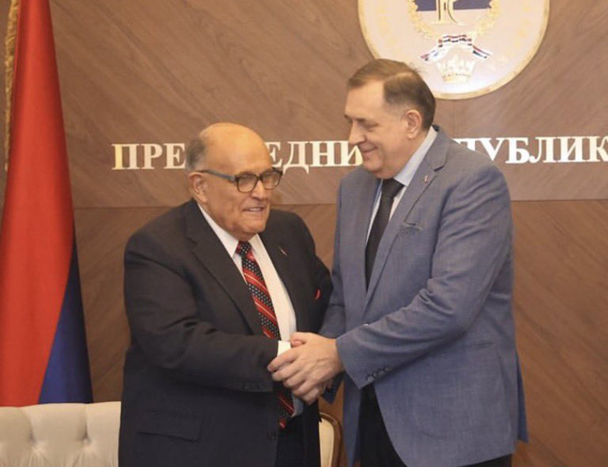 БАЊАЛУКА, 4. МАЈА /СРНА/ - Предсједник СНСД-а Милорад Додик упутио је ријечи подршке бившем градоначелнику Њујорка Рудолфу Ђулијанију у борби за здравље, наводећи да вјерује у његов опоравак и да се моли да још једном покаже снагу по којој је познат.