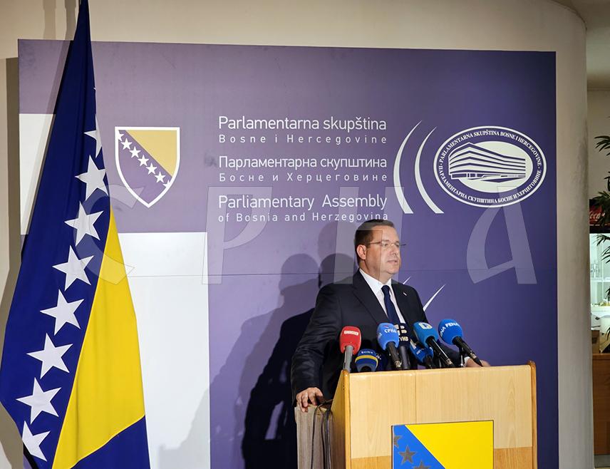 САРАЈЕВО, 4. МАЈА /СРНА/ - Представници СНСД-а у заједничким институцијама ће и даље штитити Устав и представљати Републику Српску у Сарајеву, док опозиција из Републике Српске заступа Сарајево у Републици Српској, изјавио је данас српски делегат у Дому народа Парламентарне скупштине БиХ Радован Ковачевић.