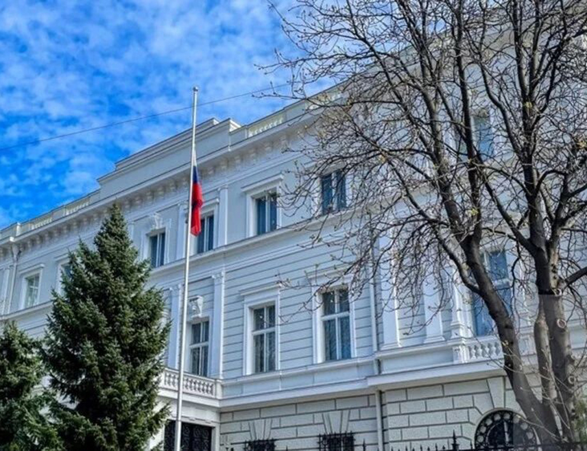 БЕЧ, 4. МАЈА /СРНА - РИА Новости/ - Одлука Аустрије да прогласи руске дипломате непожељним особама наићи ће на оштру реакцију Москве, саопштила је Амбасада Русије у Бечу.