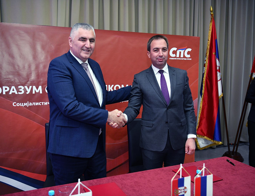 БИЈЕЉИНА, 4. МАЈА /СРНА/ - Предсједник Социјалистичке партије /СПС/ Српске Горан Селак и предсједник Покрета "Јединствена Српска" Чедомир Стојановић потписали су данас у Бијељини Споразум о заједничком наступу на предстојећим општим изборима.