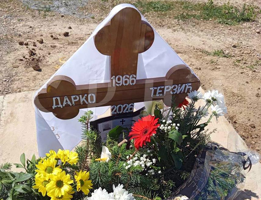 БИЈЕЉИНА, 5. МАЈА /СРНА/ - Дугогодишњи новинар Новинске агенције Републике Српске /СРНА/ Дарко Терзић сахрањен је данас у Бијељини.
