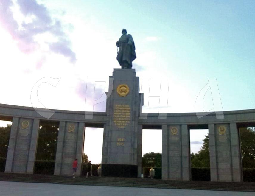 БЕРЛИН, 6. МАЈА /СРНА - РИА Новости/ - Берлинска полиција забранила је да се 8. и 9. маја истичу руски и совјетски симболи, укључујући Георгијевску ленту, код споменика посвећених совјетским војницима палим у Другом свјетском рату.
