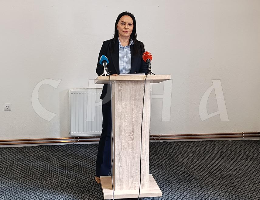 ЈЕЗЕРО, 7. МАЈА /СРНА/ - Начелник општине Језеро Снежана Ружичић изјавила је данас да у овој општини Срби и Бошњаци настављају да живе у суживоту, док је против појединаца повезаних са ратним структурама из Јајца и Федерације БиХ /ФБиХ/ поднијела кривичну пријаву.