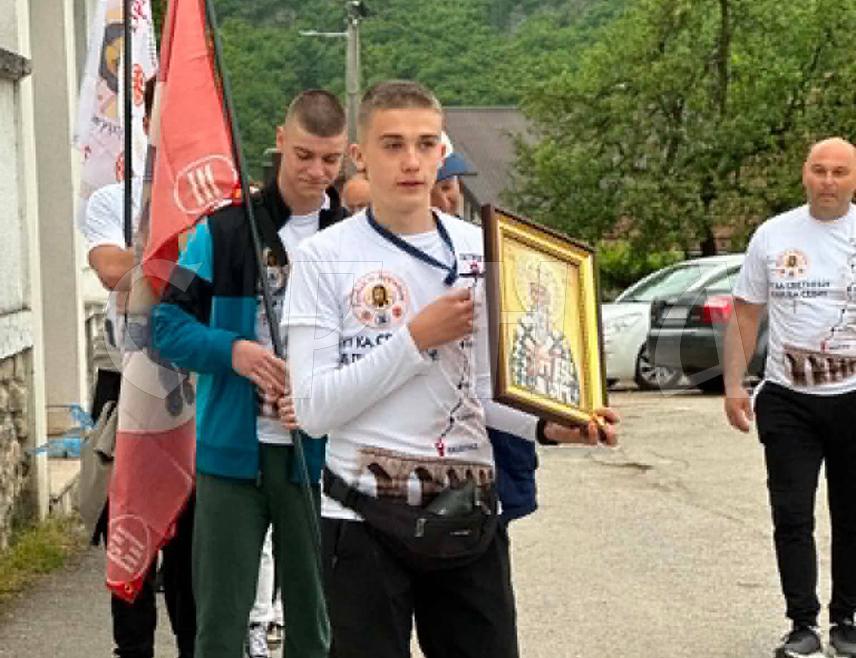 ВИШЕГРАД, 8. МАЈА /СРНА/ - Из порте храма Рођења Пресвете Богородице у Вишеграду јутрос је ка манастиру Острог пјешице кренуло 20 ходочасника који би у острошку светињу требли да стигу уочи празника Светог Василија Острошког.