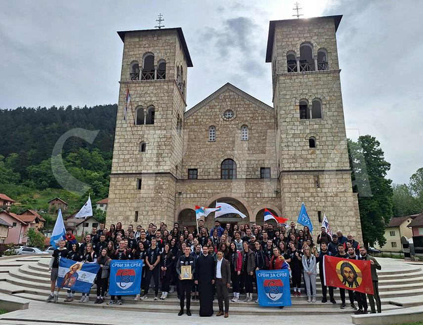 ФОЧА, 8. МАЈА /СРНА/ - Након јутрења у Храму Светог Саве из Фоче је на молитвени пут у манастир Острог пјешице кренуло 100 студената Медицинског и Богословског факултета Универзитета у Источном Сарајеву.