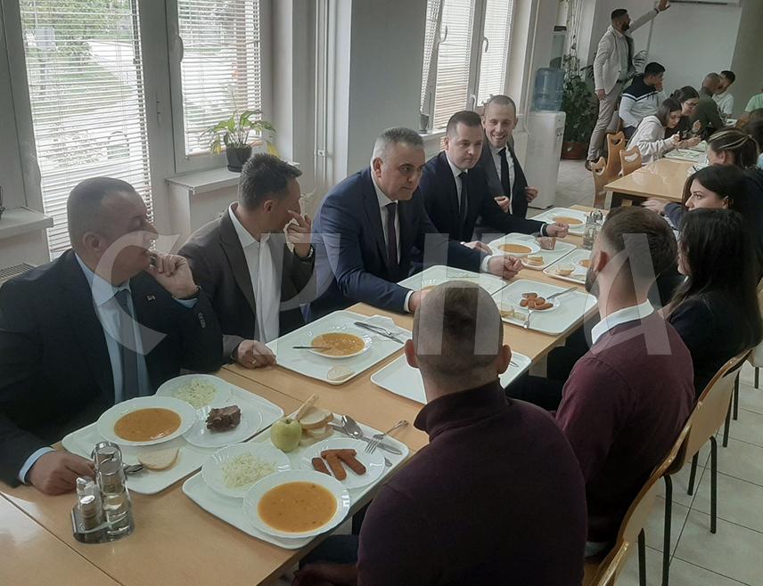 ФОЧА, 8. МАЈА /СРНА/- Предсједник Владе Републике Српске Саво Минић посјетио је данас Студентски центар "Бориша Старовић" у Фочи гдје је са студентима ручао у студентском ресторану.