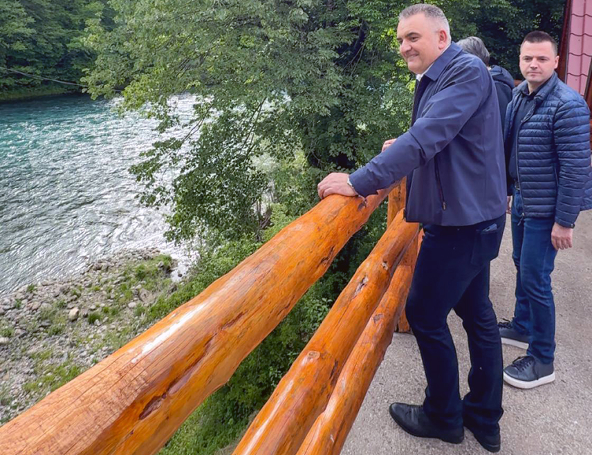 ФОЧА, 8. МАЈА /СРНА/ - Предсједник Владе Републике Српске Саво Минић изјавио је да је Српска одлучна да улаже у инфраструктуру која ће унаприједити развој туризма.
