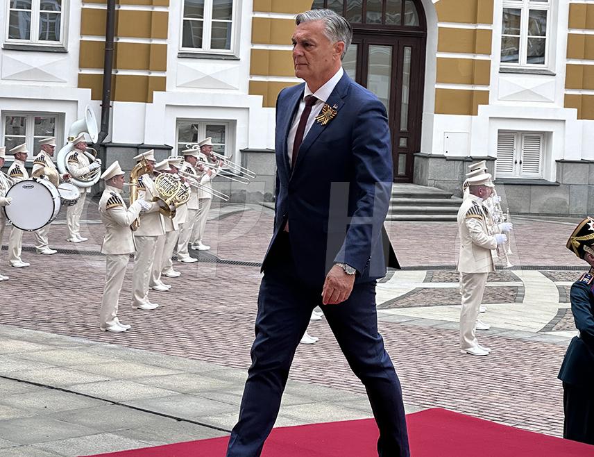 МОСКВА, 9. МАЈА /СРНА/ - Предсједник Републике Српске Синиша Каран био је јутрос први страни званичник на поздраву у Кремљу код предсједника Руске Федерације Владимира Путина.