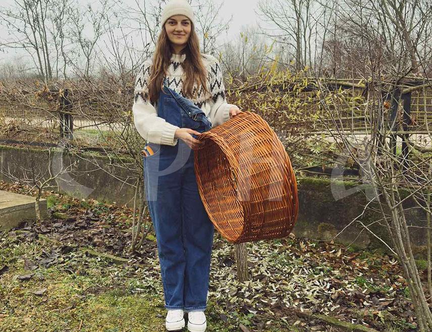ШАМАЦ, 10. МАЈА /СРНА/ - Тридесетпетогодишња Мара Пупчевић из Tурсиновца код Шамца годинама израђује предмете од прућа, њени производи могу да се нађу широм Европе, у Америци, чак и у Кини, а циљ јој је израда уникатних торби и шешира.