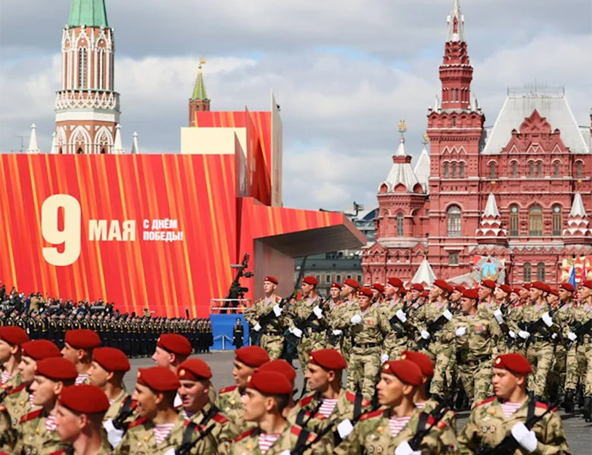 МОСКВА, 9. МАЈА /СРНА/ - Руски министар одбране Андреј Белоусов извршио је инспекцију постројених јединица на Црвеном тргу које учествују у свечаној војној паради поводом Дана побједе над фашизмом у Другом свјетском рату.