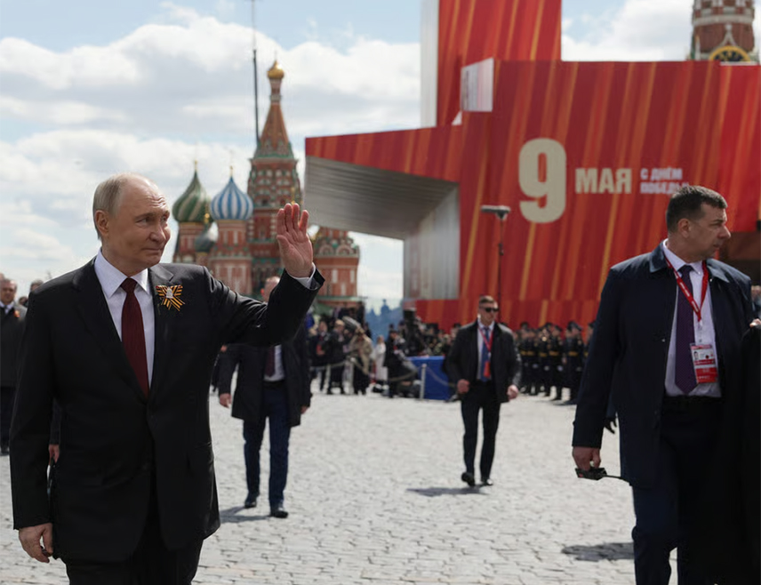 МОСКВА, 9. МАЈА /СРНА/ - Руски предсједник Владимир Путин честитао је окупљенима на Црвеном тргу у Москви Дан побједе над фашизмом у Другом свјетском рату.