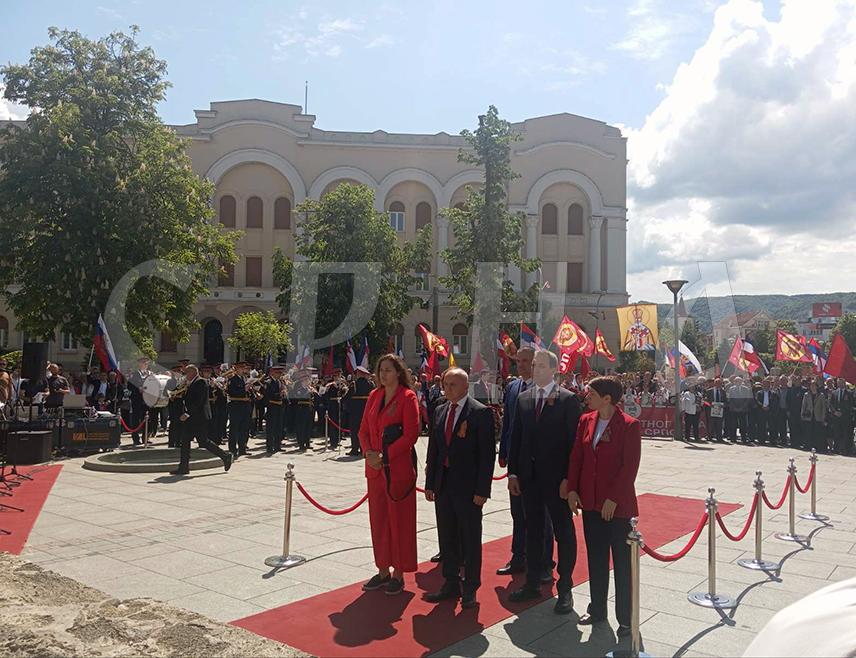 БАЊАЛУКА, 9. МАЈА /СРНА/ - На Тргу палих бораца у Бањалуци данас су поводом 9. маја – Дана побједе над фашизмом положени вијенци и цвијеће код споменика жртвама фашизма.