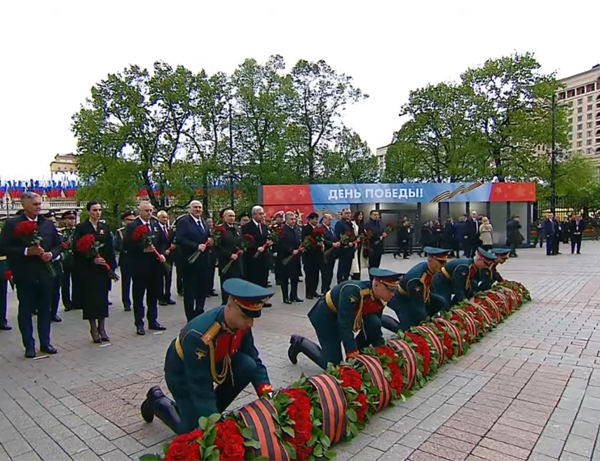 МОСКВА, 9. МАЈА /СРНА/ - Руски предсједник Владимир Путин и званичници страних делегација, укључујући делегацију Републике Српске, положили су цвијеће на споменик Незнаном јунаку у Александровском парку у Москви, одајући почаст палим совјетским војицима у борбама у Великом отаџбинском рату.