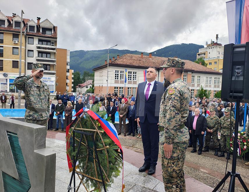 ФОЧА, 9. МАЈА/СРНА/- Предсједник Владе Републике Српске Саво Минић данас је у Фочи положио вијенац на Централно спомен-обиљежје палим борцима и цивилима Одбрамбено-отаџбинског рата, мјесто сјећања на 646 страдалих становника ове општине.