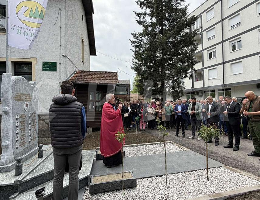 ДОБОЈ, 9. МАЈА /СРНА/ - На платоу Управне зграде Шумског газдинства /ШГ/ "Борја" у Теслићу данас је освештан споменик са именима 10 радника ове фирме који су погинули током Одбрамбено-отаџбинског рата.