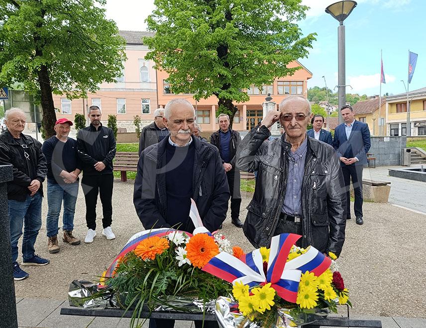МРКОЊИЋ ГРАД, 9. МАЈА /СРНА/ - У Мркоњић Граду данас је одавањем поште и полагањем цвијећа код бисте народног хероја Павла Џевера и скојевке Миље Ђукановић у градском парку, као и код споменика народном хероју Сими Шолаји у мјесту Превиле обиљежен Дан побједе над фашизмом.