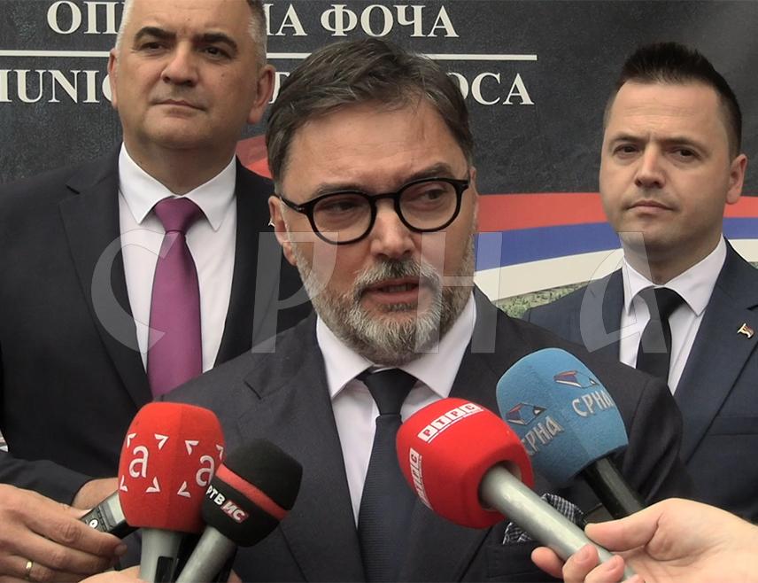 ФОЧА, 9. МАЈА /СРНА/- Замјеник предсједавајућег Савјета министара Сташа Кошарац рекао је данас у Фочи да је предан рад у овој локалној заједници довео до тога да Фоча добије статус града.