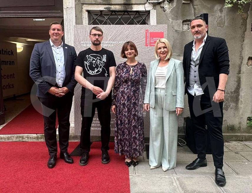 ПРИЈЕДОР, 9. МАЈА /СРНА/ - Свечаним отварањем изложбе "Домус дијаспорика" приједорског умјетника Младена Бундала БиХ се представила на 61. Венецијанском бијеналу, једном од најзначајнијих свјетских догађаја из области визуелне умјетности.