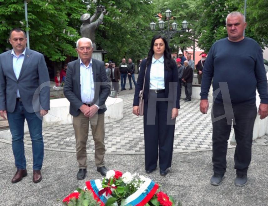ПРЊАВОР, 9. МАЈА /СРНА/ – У Прњавору су данас, поводом Дана побједе над фашизмом, положени вијенци код спомен-биста народним херојима НОР-а, споменика погинулим борцима и жртвама фашистичког терора, као и код споменика јунацима из Одбрамбено-отаџбинског рата.