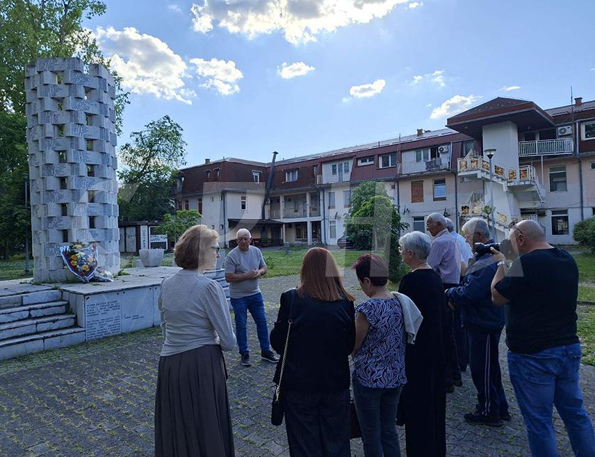 ШАМАЦ, 9. МАЈА /СРНА/ - Код Спомен-костурнице у градском парку у Шамцу данас је поводом Дана побједе над фашизмом положен је вијенац за 612 погинулих у Другом свјетском рату са подручја ове општине.