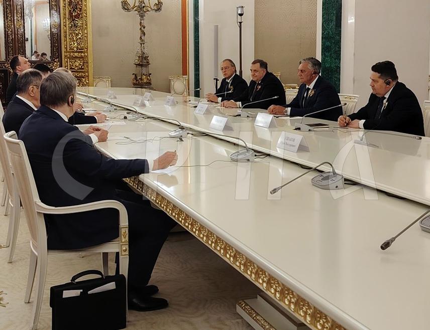МОСКВА, 9. МАЈА /СРНА/ - Предсједник Милорад Додик изразио је задовољство коју је руски предсједник Владимир Путин дао пројектима у Републици Српској, као и да је током састанка разговарано о новим аранжманима.