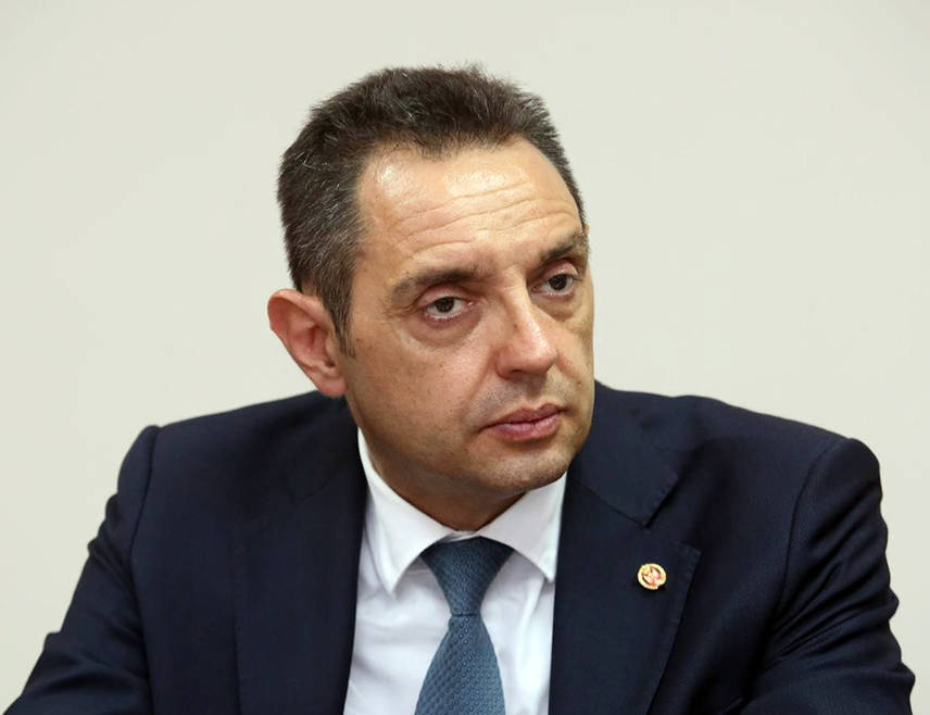 БЕОГРАД, 11. МАЈА /СРНА/ - Сенатор Републике Српске Александар Вулин изјавио је, поводом одласка Кристијана Шмита из БиХ, да Бошњаци треба да схвате да свака сила странаца дође и прође, а да Срби остају.