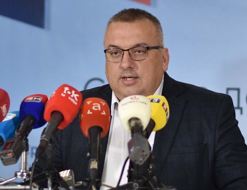 МОДРИЧА, 11. МАЈА /СРНА/ - Позиционирање предсједника СДС-а и Покрета Сигурна Српска као кандидата за предстојеће опште изборе може да буде једини разлог одласка одборника ПДП-а из скупштинске већине у Модричи, рекао је начелник општине Јовица Радуловић и поручио да је уцјена неприхватљива.