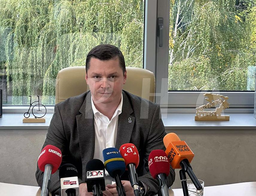 БИЈЕЉИНА, 11. МАЈА /СРНА/ - Члан Предсједништва СНСД-а Александар Ђурђевић оцијенио је да одлазак Кристијана Шмита из БиХ представља прилику да се коначно затвори једно поглавље политичких наметања, притисака и дубоке институционалне кризе коју је његово дјеловање додатно продубило.