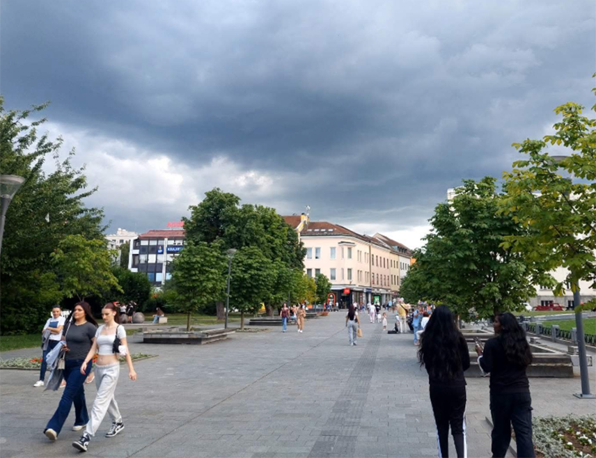 БИЈЕЉИНА, 12. МАЈА /СРНА/ - Хидрометеоролошки завод Републике Српске издао је за данас упозорење на локалне непогоде уз јаче пљускове и олујне ударе вјетра на сјеверу Српске.
