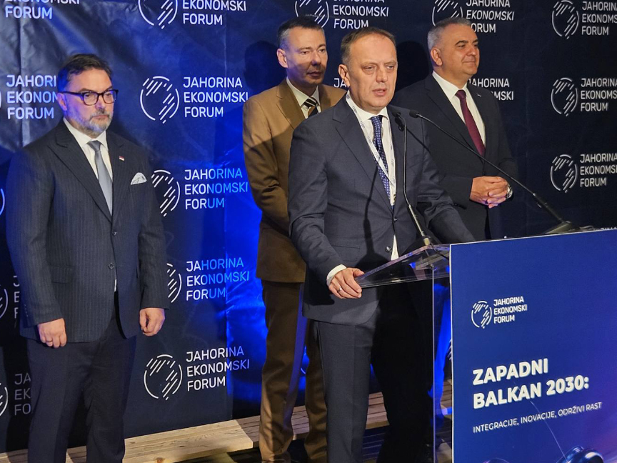 JAHORINA, MAY 12 /SRNA/ – The Western Balkans today faces a choice whether to remain a region of cheap labour and youth emigration or become a region built on a knowledge-based economy, technology and sustainable resources, said Goran Račić, the  chair of the Jahorina Economic Forum.