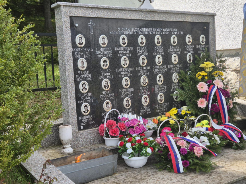 ПАЛЕ, 12. МАЈА /СРНА/ - Код  мјесног  Спомен-обиљежја Јасик на Требевићу, подигнутом у знак сјећања на 32 погинула борца Војске Републике Српске са овога подручја, данас је служен парастос и положени су вијенци.