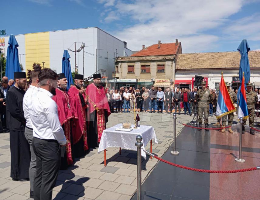 БИЈЕЉИНА, 12. МАЈА /СРНА/ - Војска Републике Српске /ВРС/ је свој ратни пут водила часно и поносно, те истрајала како би данас постојала Република Српска, рекао је данас некадашњи капетан ВРС Василије Митровић у Бијељини гдје је обиљежен Дан ВРС, Дан семберских ратних јединица и Дан Трећег /Република Српска/ пјешадијског пука Оружаних снага БиХ.