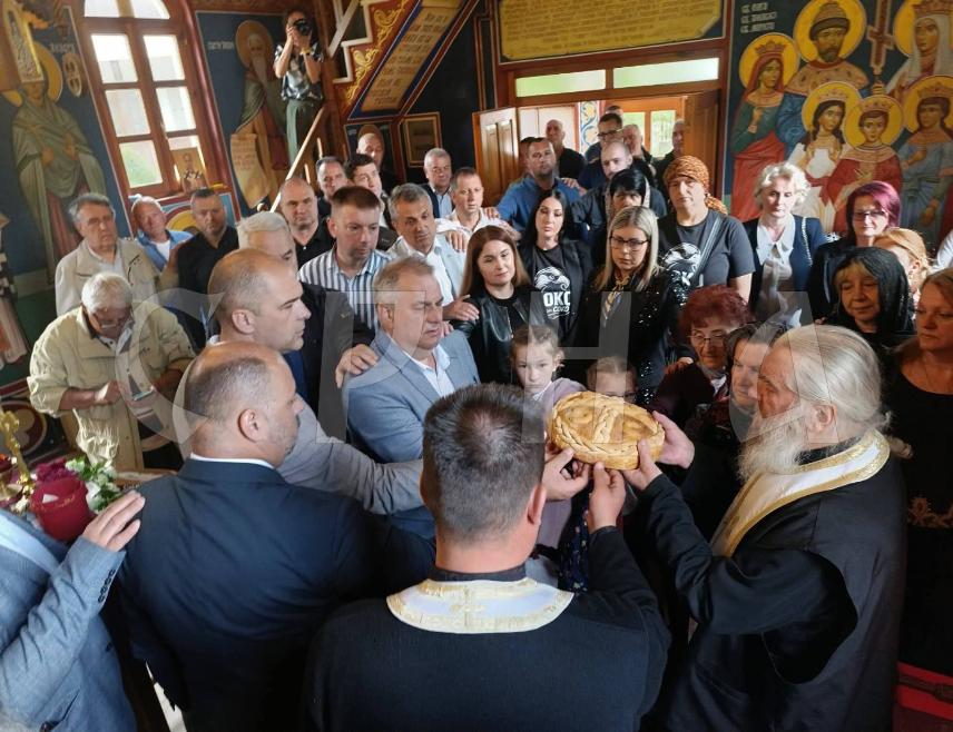 ВИШЕГРАД, 12. МАЈА /СРНА/ - Српско соколско друштво "Соко Добрун" прославило је данас у Манастиру Светог Николаја у Добрунској Ријеци крсну славу Светог Василија Острошког, а одржана је и свечана академија на којој су уручене награде најуспјешнијим ауторима литерарног конкурса за најбољу кратку причу о теми "Мој сусрет са Христом".