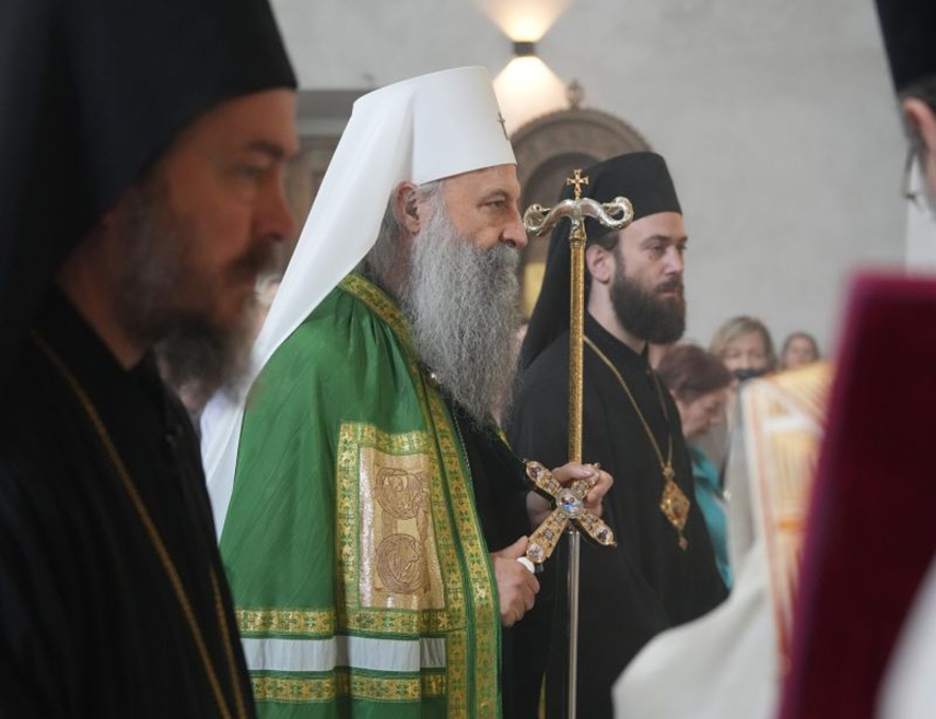 БЕОГРАД, 12. МАЈА /СРНА/ - Његова светост патријарх српски Порфирије служио на празник Светог Василија Острошког литургију у храму посвећеном овом светитељу на београдској Бањици, поручивши да ће га хришћани славити до краја свијета и вијека и пред њим се молити Богу.